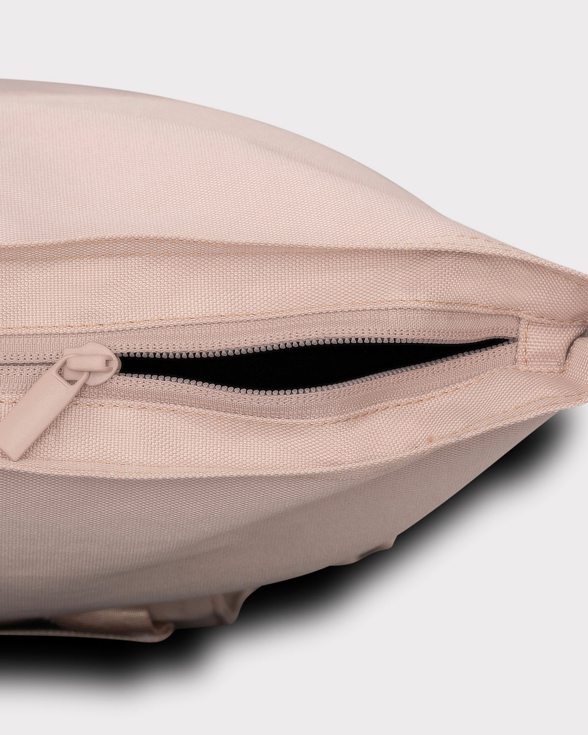 Nahaufnahme des geöffneten Reißverschlusses am Rolltop Rucksack ‚Robin Medium‘ in Rosa
