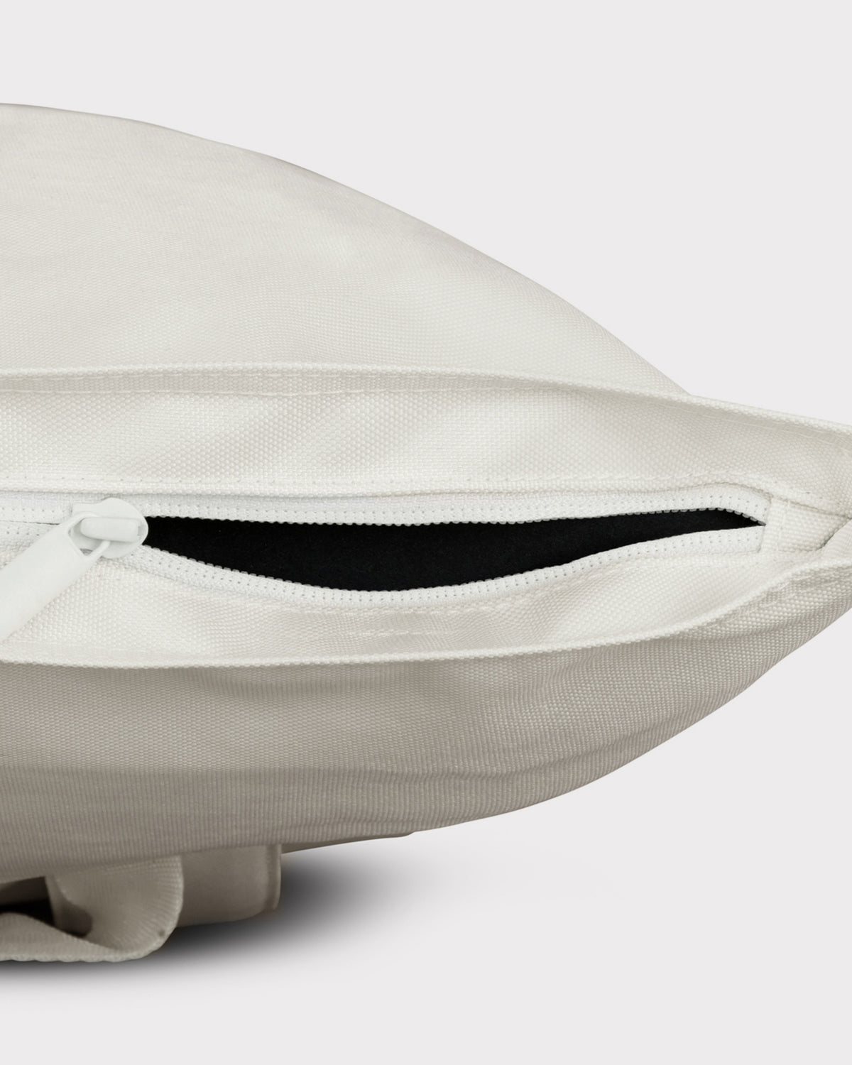Offwhite Rolltop Rucksack 'Robin Medium' mit geöffnetem Reißverschluss und schwarzem Innenfutter