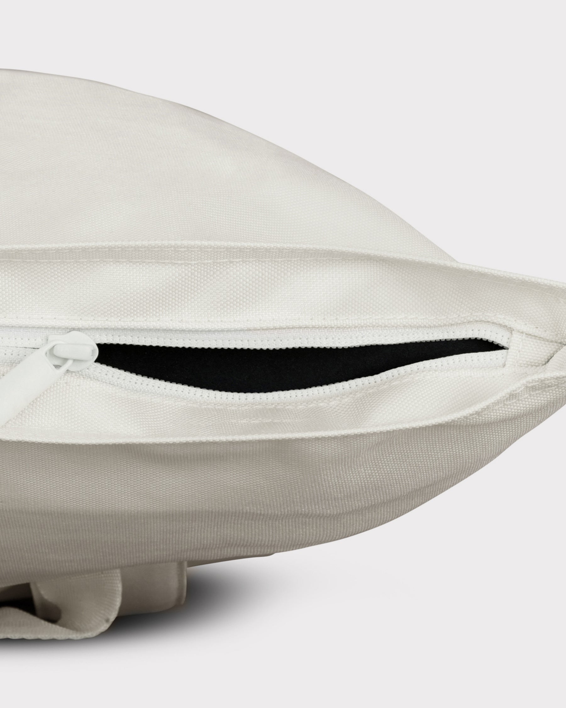 Offwhite Rolltop Rucksack 'Robin Medium' mit geöffnetem Reißverschluss und schwarzem Innenfutter