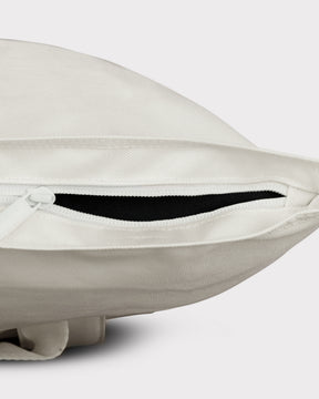 Offwhite Rolltop Rucksack 'Robin Medium' mit geöffnetem Reißverschluss und schwarzem Innenfutter
