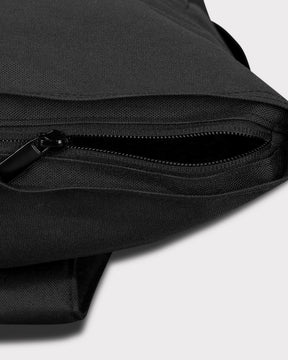 Schwarzer Rolltop-Rucksack 'Robin Large' aus PET-Material mit geöffnetem Reißverschluss am oberen Verschluss