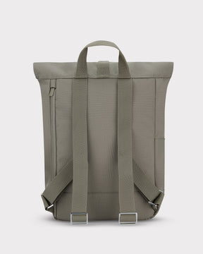 Rückseite des Johnny Urban Rolltop Rucksacks 'Robin Small' in braun mit verstellbaren Schultergurten und Trageschlaufe
