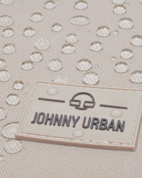 Beiger wasserabweisender Stoff mit Johnny Urban Logo und sichtbaren Wassertröpfchen