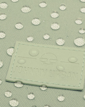 Nahaufnahme des limefarbenen Johnny Urban Rolltop Rucksacks mit wasserabweisenden Wassertropfen