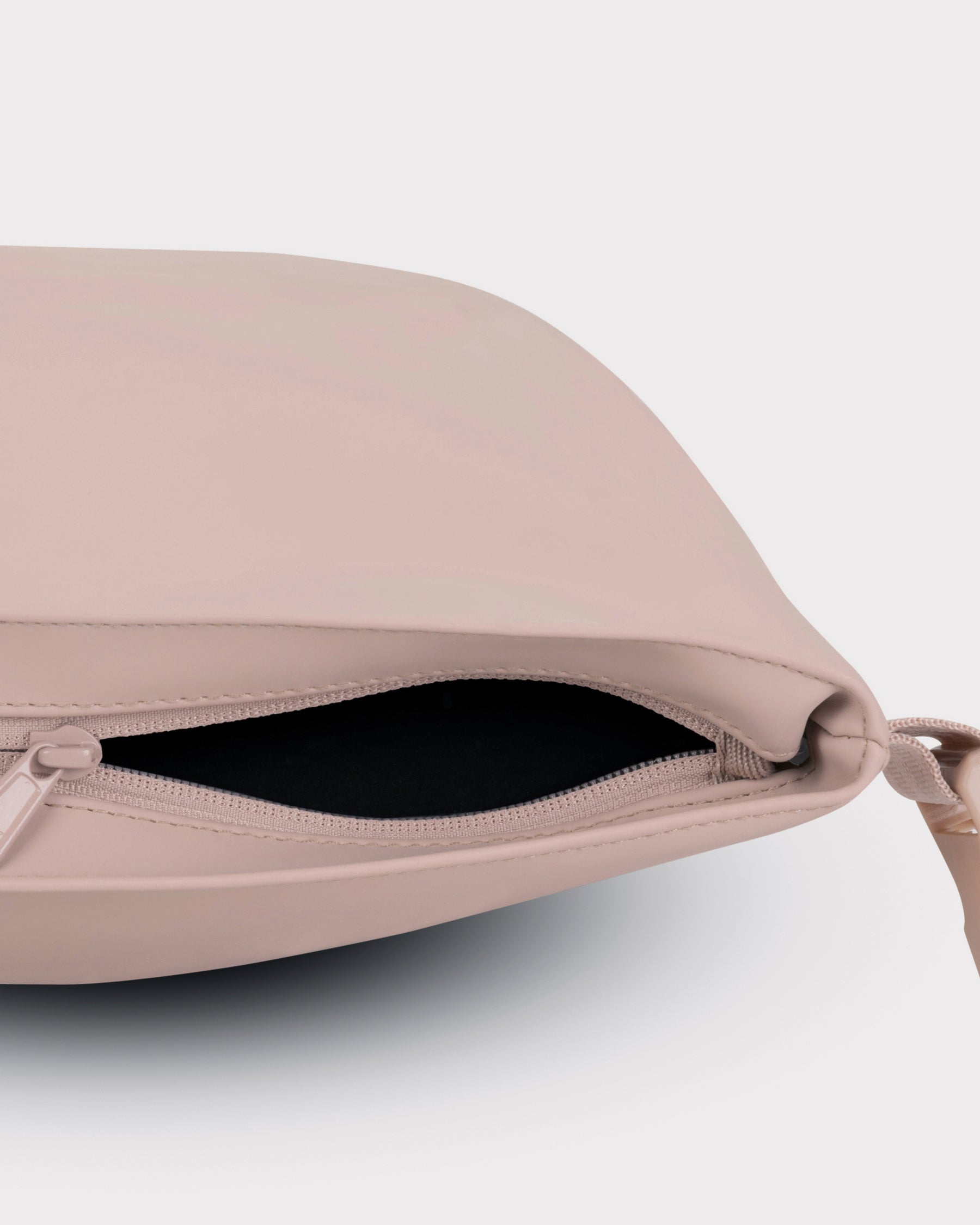Detailansicht eines geöffneten Reißverschlussfachs am Rolltop Rucksack 'Henry' in Beige