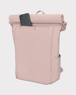 Rolltop Rucksack Henry in Rosé mit Reißverschlussfach und schwarzem Smartphone