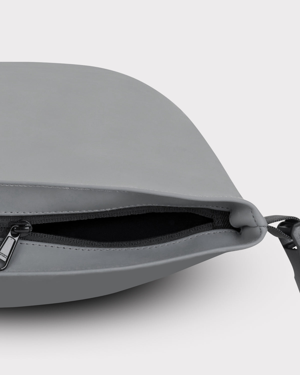 Nahe Ansicht des geöffneten Reißverschlusses am grauen Rolltop Rucksack 'Henry'