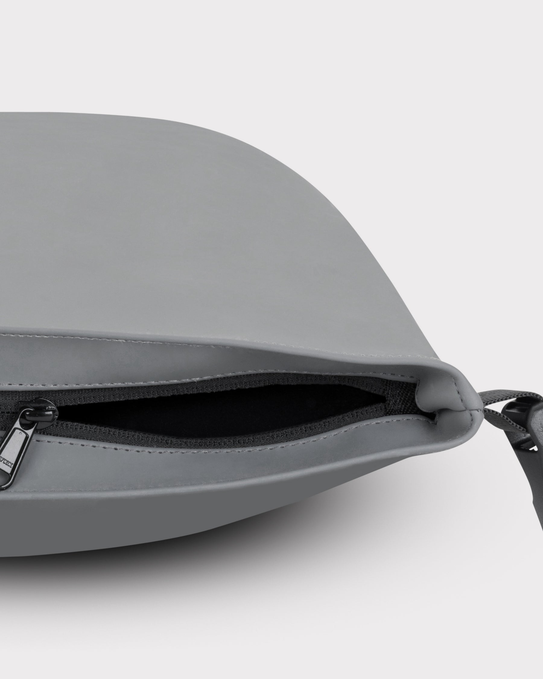 Nahe Ansicht des geöffneten Reißverschlusses am grauen Rolltop Rucksack 'Henry'