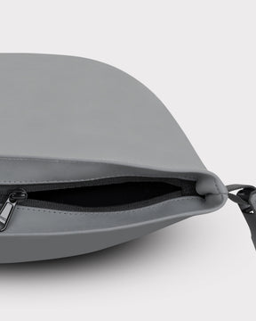 Nahe Ansicht des geöffneten Reißverschlusses am grauen Rolltop Rucksack 'Henry'