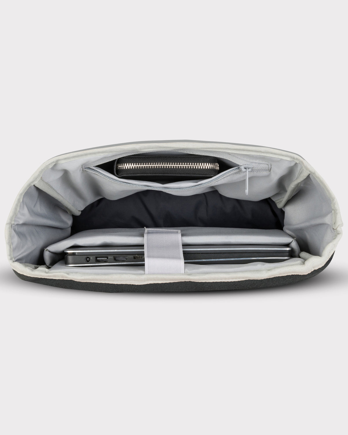 Innenansicht des grauen Rolltop Rucksacks 'Henry' mit gepolstertem Laptopfach und Reißverschlusstasche