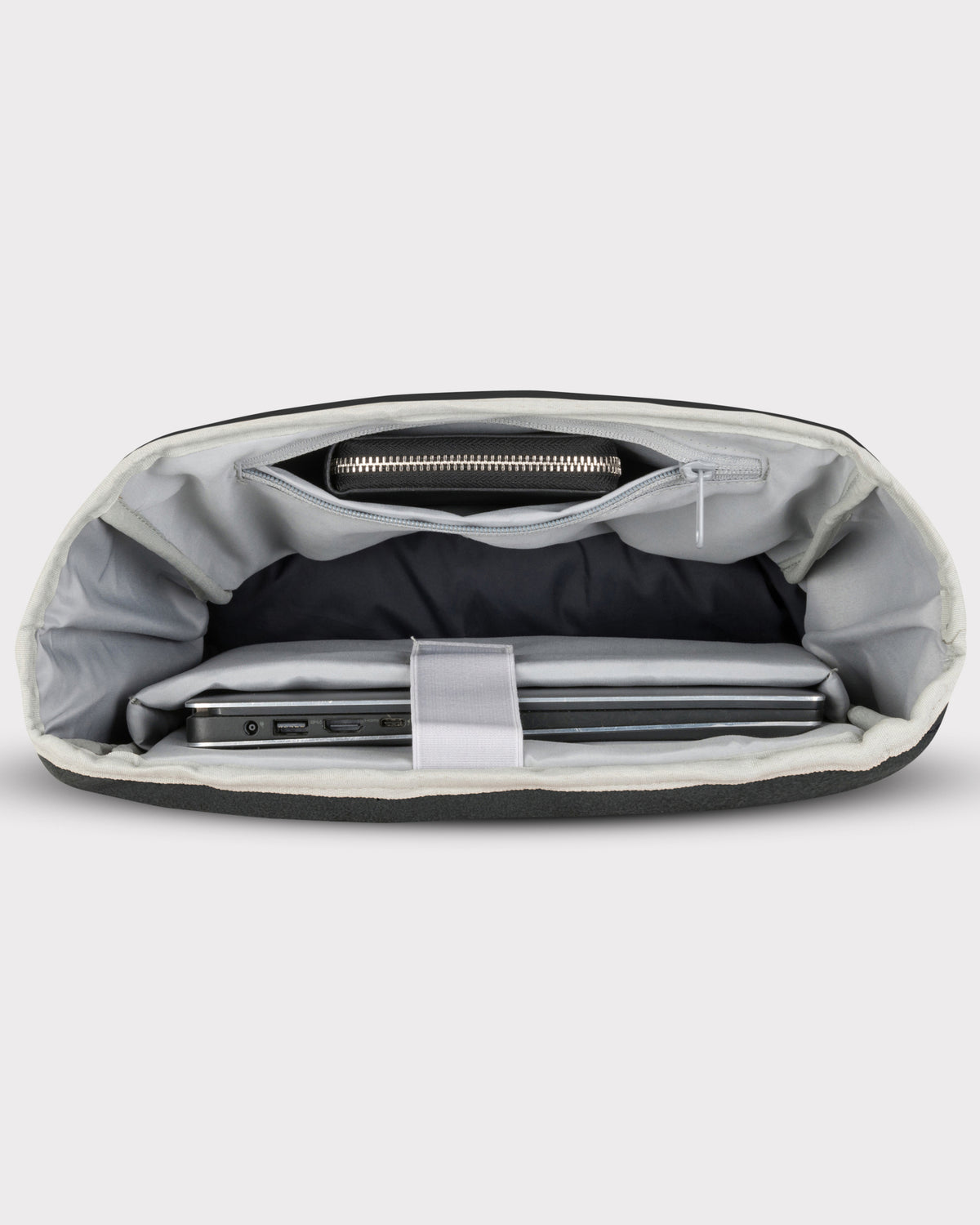 Geöffneter schwarzer Rolltop Rucksack Henry mit Laptopfach und Reißverschlusstasche innen