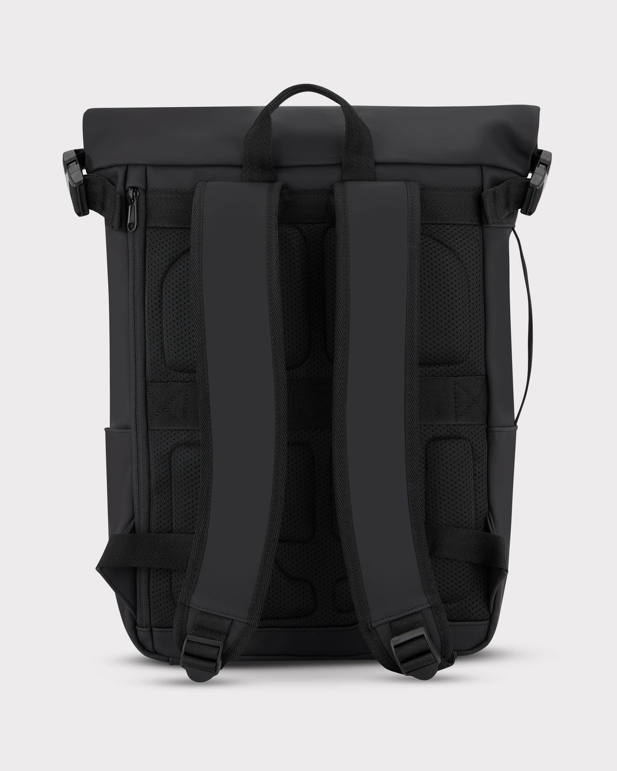 Schwarzer Rolltop Rucksack 'Henry' von Johnny Urban, Rückseite mit gepolsterten Schultergurten und Tragegriff