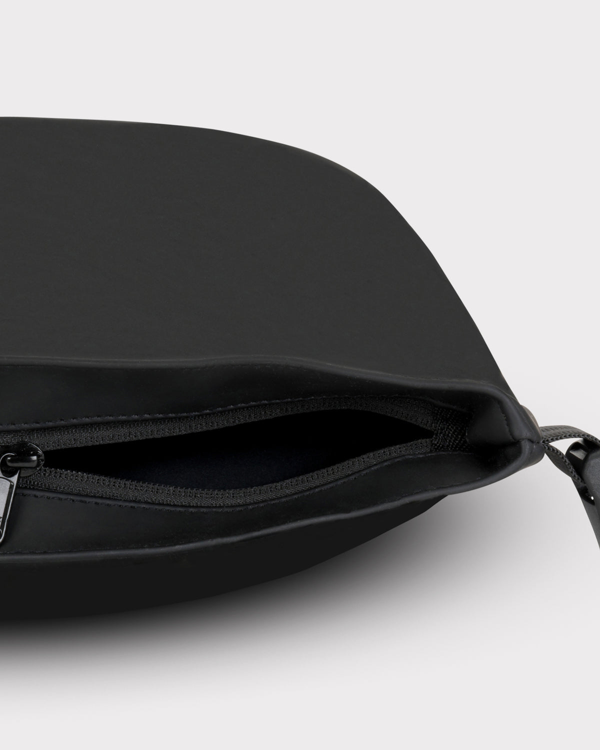 Schwarzer Reißverschluss am Rolltop Rucksack 'Henry' von Johnny Urban geöffnet
