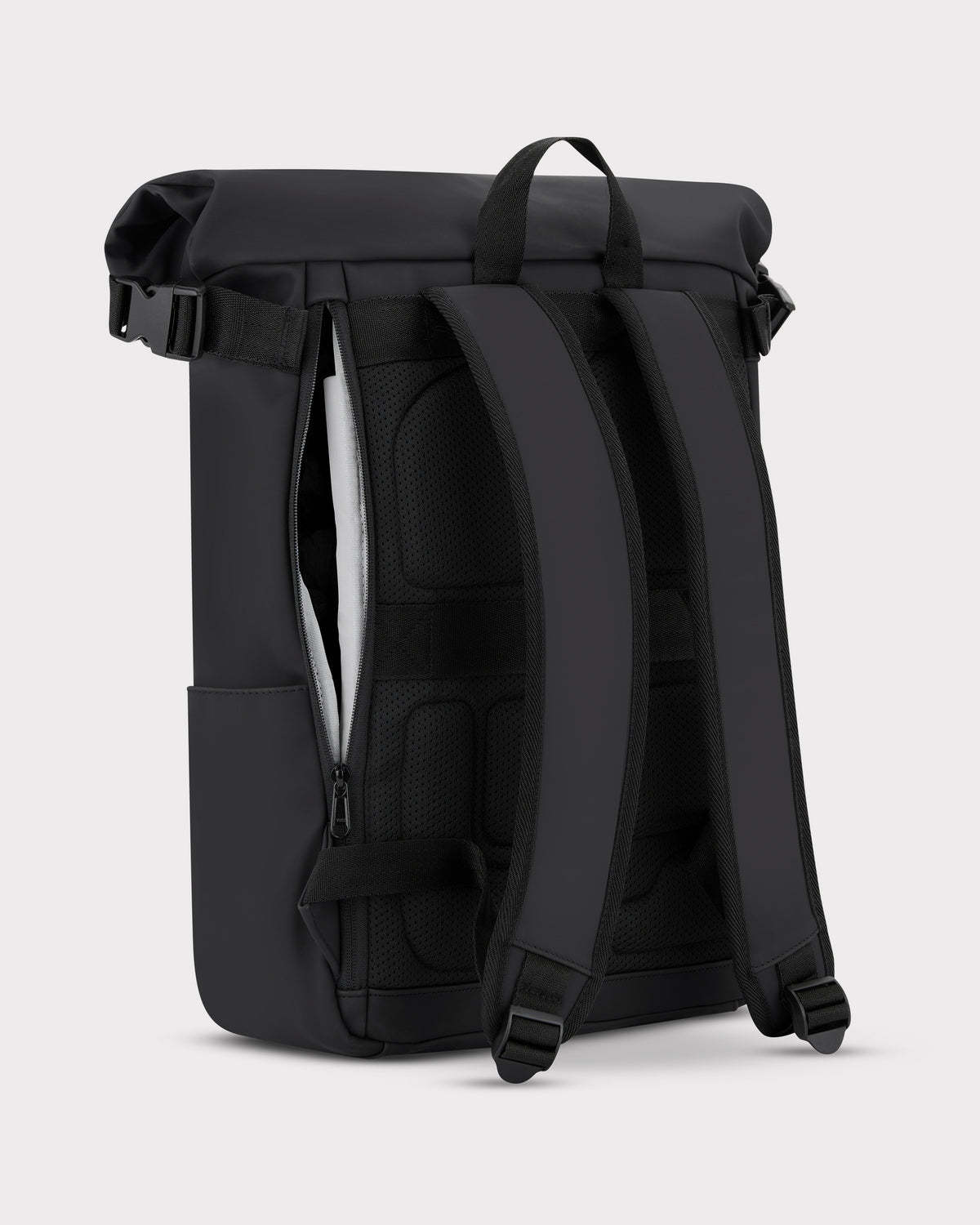 Schwarzer Rolltop Rucksack 'Henry' mit gepolsterten Schulterriemen und seitlichem Reißverschluss