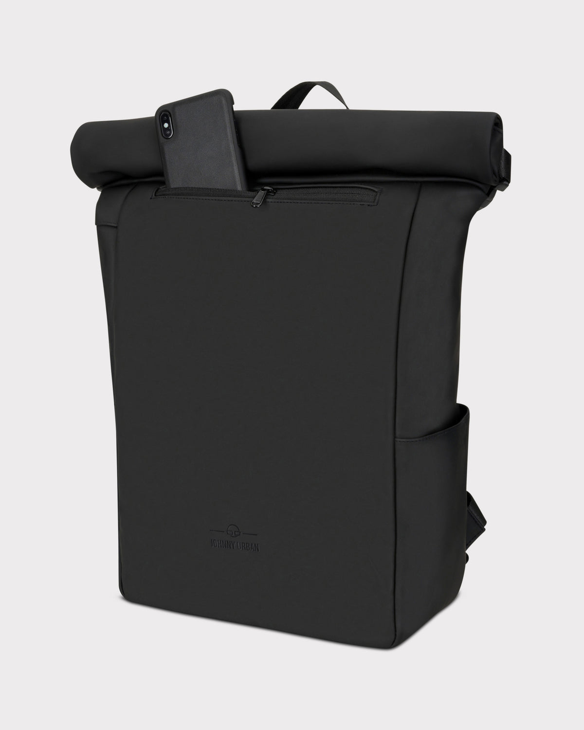 Schwarzer Rolltop Rucksack Henry mit seitlicher Außentasche und Smartphone in Fronttasche