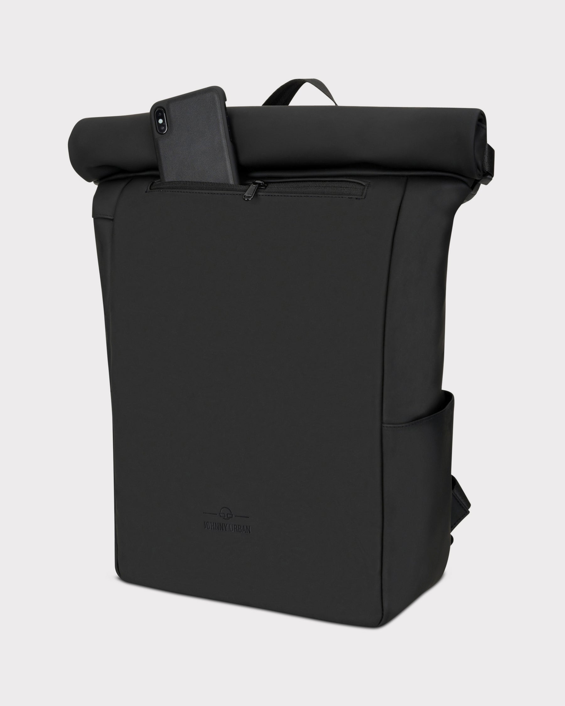 Schwarzer Rolltop Rucksack Henry mit seitlicher Außentasche und Smartphone in Fronttasche