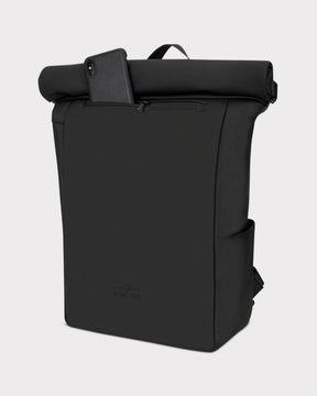 Schwarzer Rolltop Rucksack Henry mit seitlicher Außentasche und Smartphone in Fronttasche