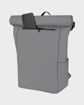 Wasserdichter Rolltop Rucksack Henry in Grau mit seitlicher Tasche und Reißverschlussfach, Handy in äußerem Fach steckend