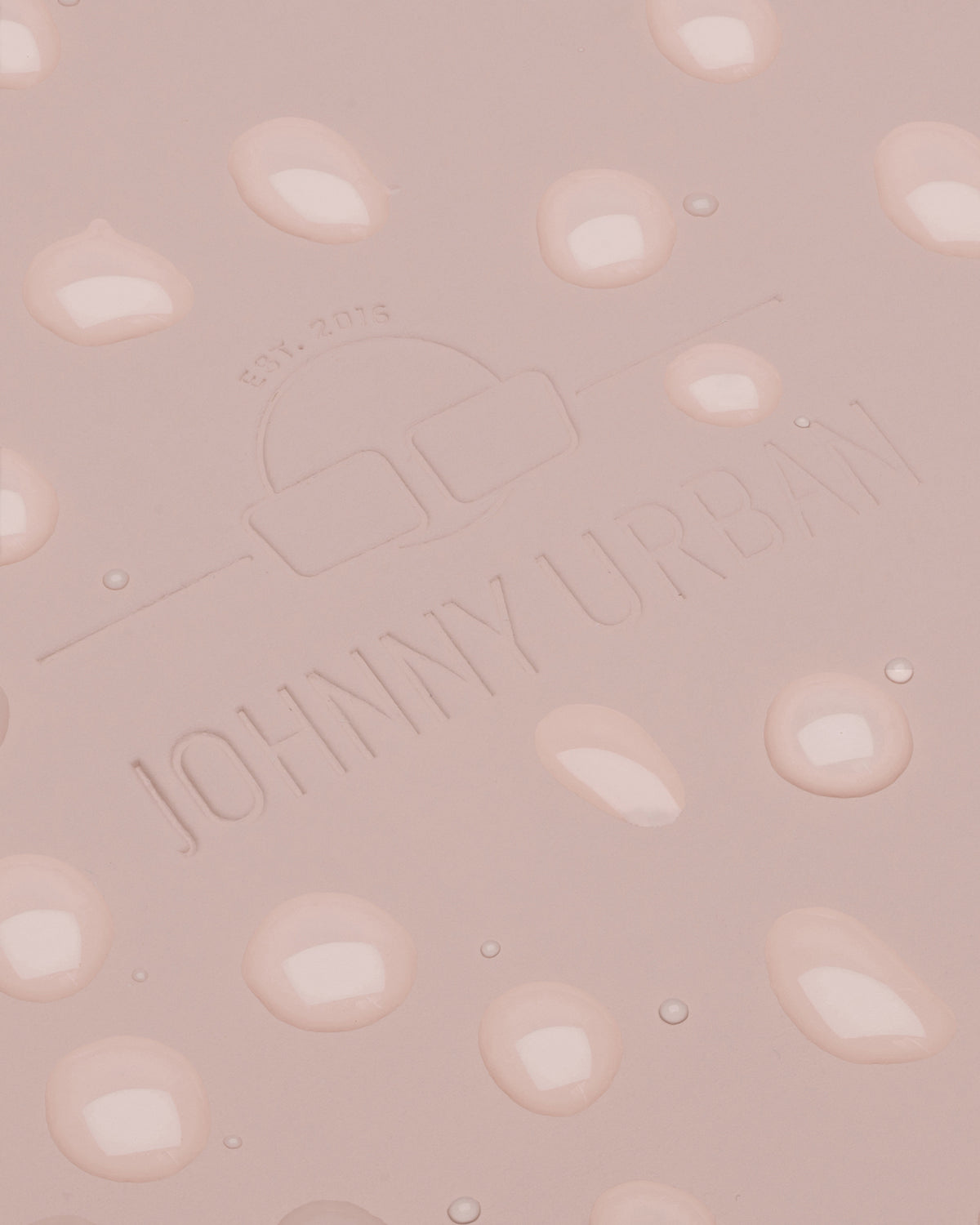 Nahaufnahme des rosa, wasserdichten Rolltop-Rucksacks Henry mit eingeprägtem Johnny Urban Logo und Wassertropfen