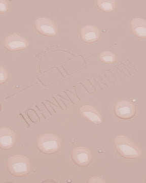 Nahaufnahme des rosa, wasserdichten Rolltop-Rucksacks Henry mit eingeprägtem Johnny Urban Logo und Wassertropfen