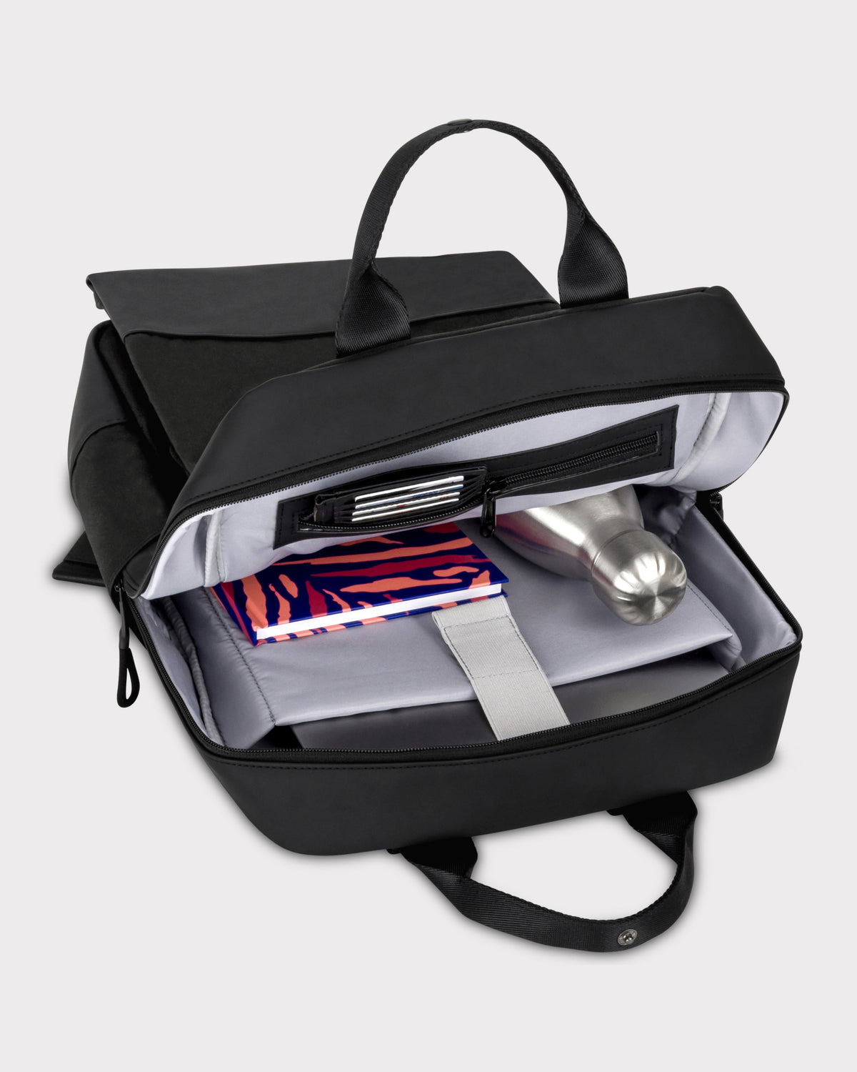 Schwarzer Jona Large Rucksack von Johnny Urban geöffnet, zeigt Innenfach mit Laptopfach, Wasserflasche und Notizbuch