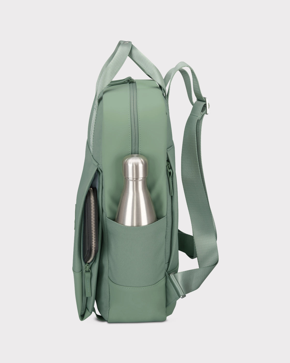 Grüner Jona Large Rucksack von Johnny Urban mit seitlicher Tasche und Edelstahl-Trinkflasche