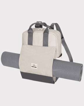 Beiger Johnny Urban Rucksack 'Jona Large' mit grauem Yoga-Matte-Halter und schwarzen Tragegriffen