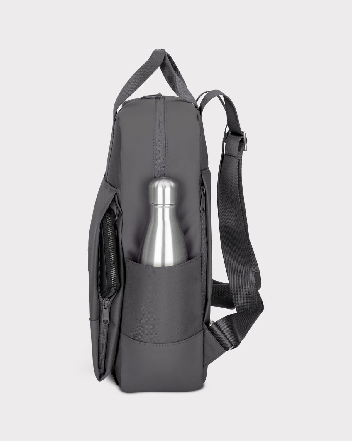Grau-farbener Damenrucksack 'Jona Large' mit Flaschenfach und Reißverschlusstaschen, seitliche Ansicht