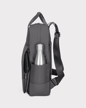 Grau-farbener Damenrucksack 'Jona Large' mit Flaschenfach und Reißverschlusstaschen, seitliche Ansicht