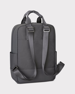 Grauer Rucksack 'Jona Medium' mit verstellbaren Schulterriemen und seitlichen Taschen