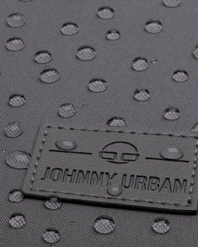 Detailaufnahme des wasserabweisenden grauen Gewebes und des Johnny Urban Logos auf dem Rucksack Jona Large