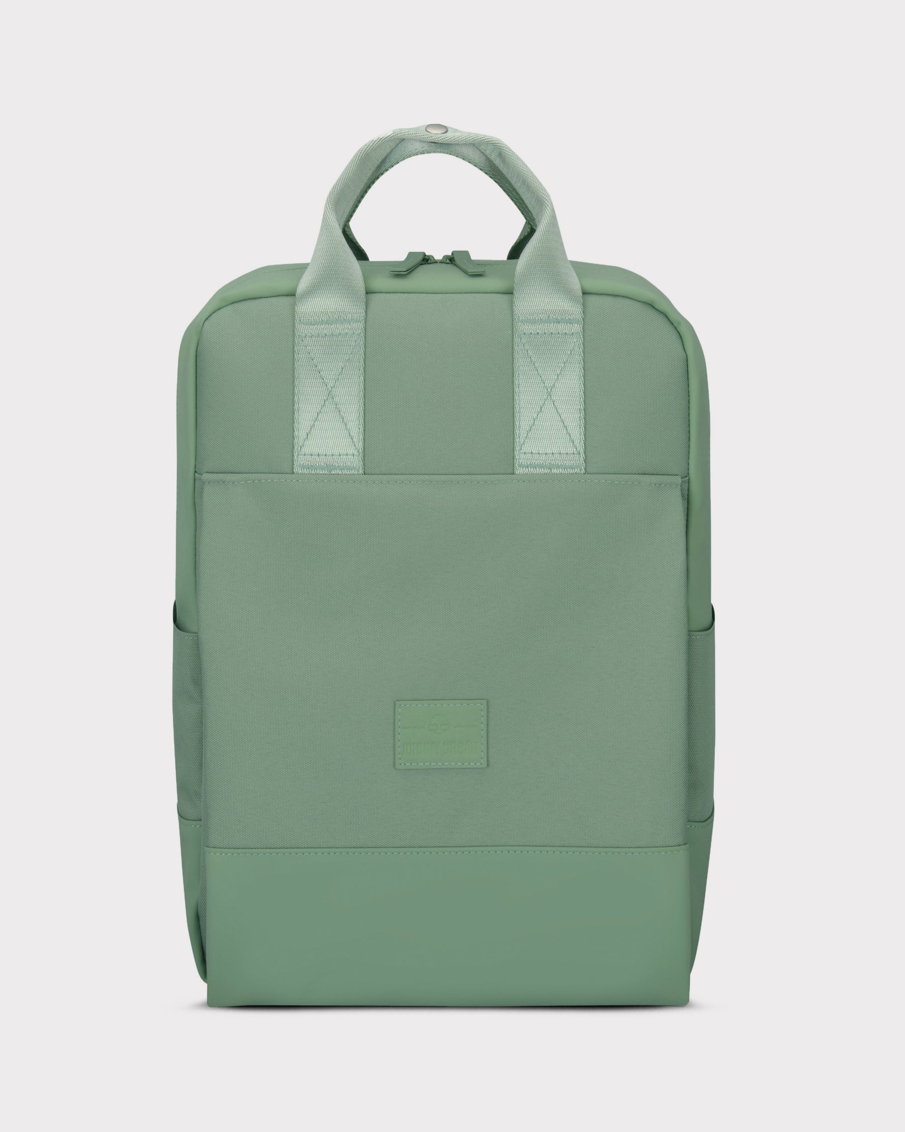 Grüner Rucksack 'Jona Large' von Johnny Urban mit rechteckiger Form und zwei kurzen Tragegriffen