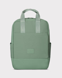 Grüner 'Jona Medium' Rucksack von Johnny Urban mit Doppelgriffen und zwei Seitentaschen