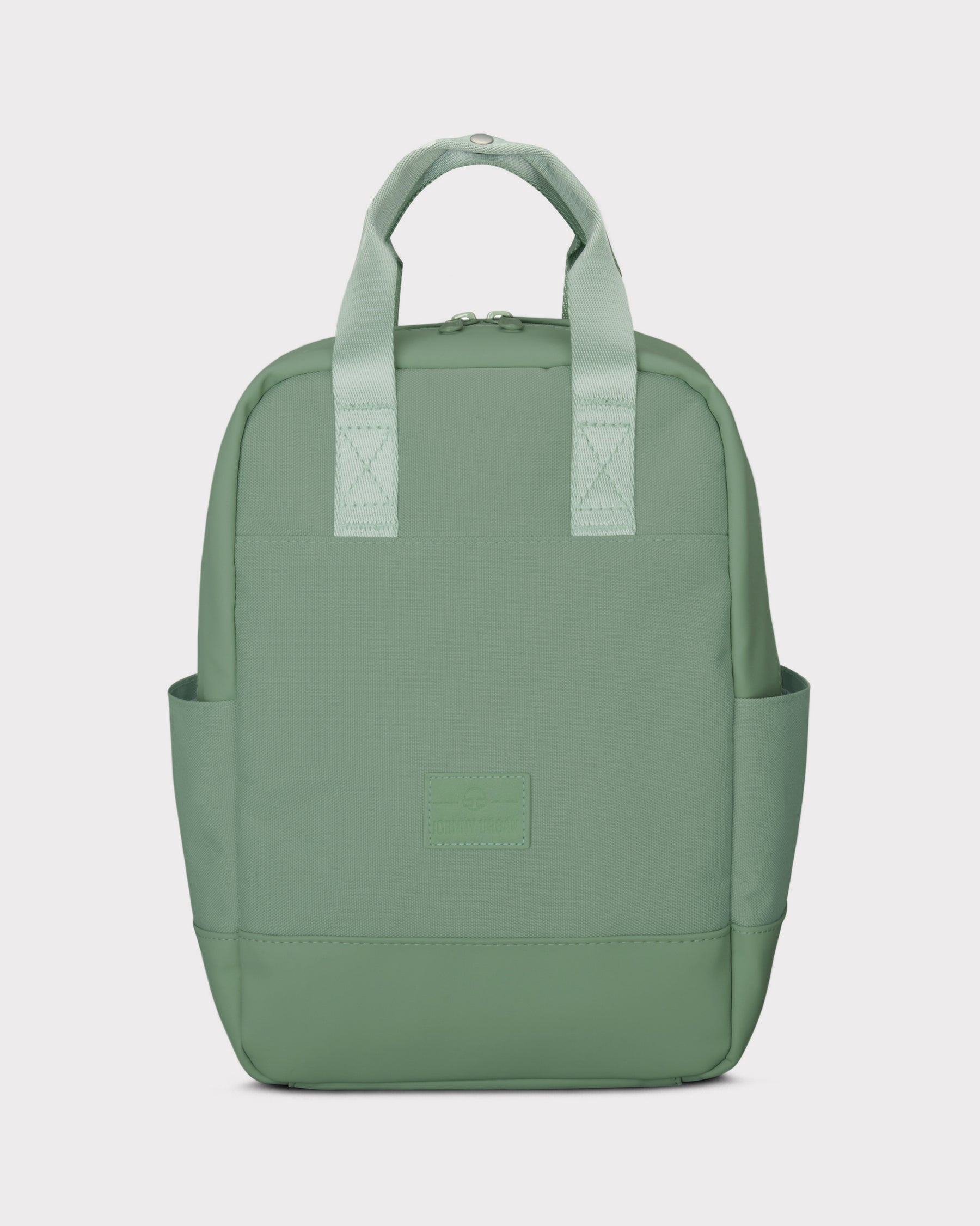 Kleiner grüner Rucksack 'Jona Small' mit zwei Taschen an den Seiten und kurzen Tragegriffen
