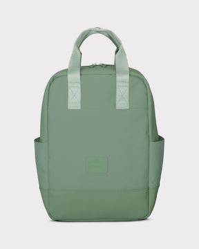 Kleiner grüner Rucksack 'Jona Small' mit zwei Taschen an den Seiten und kurzen Tragegriffen