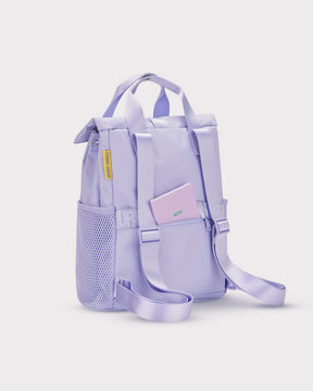 Lila Rucksack 'Jules' von Johnny Urban mit Netzseitentasche und Notizbuch in Rückentasche