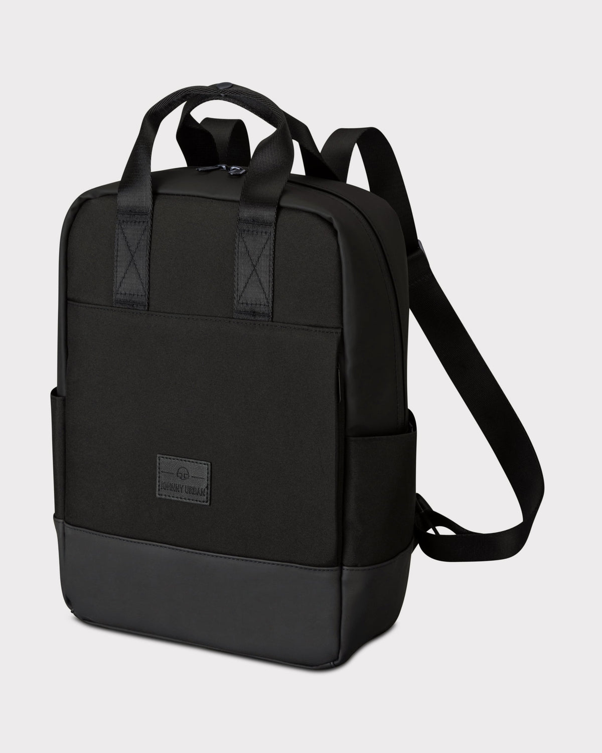 Schwarzer Rucksack 'Jona Medium' mit rechteckiger Form, zwei Tragegriffen, verstellbaren Schultergurten und Lederboden