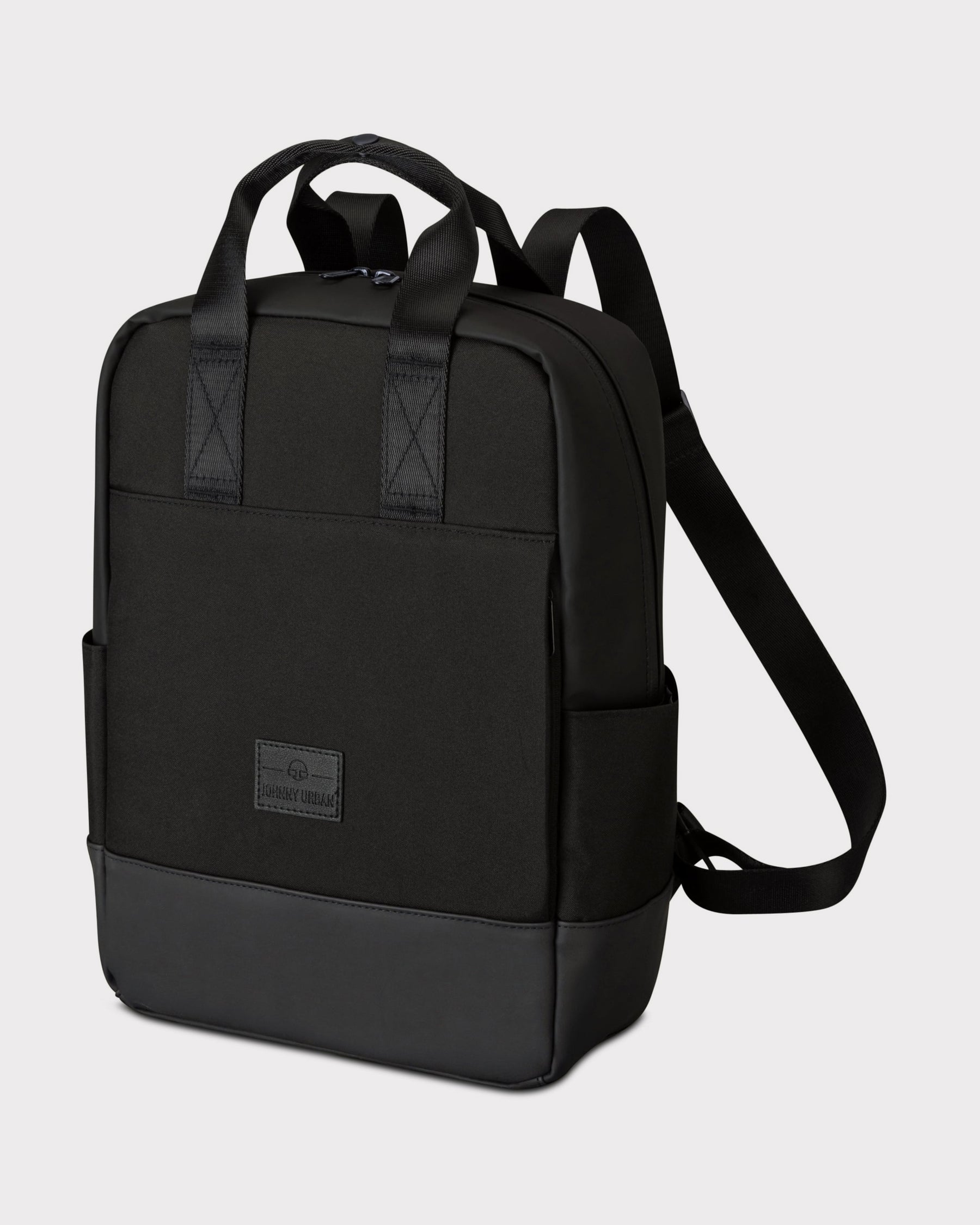 Schwarzer Rucksack 'Jona Medium' mit rechteckiger Form, zwei Tragegriffen, verstellbaren Schultergurten und Lederboden