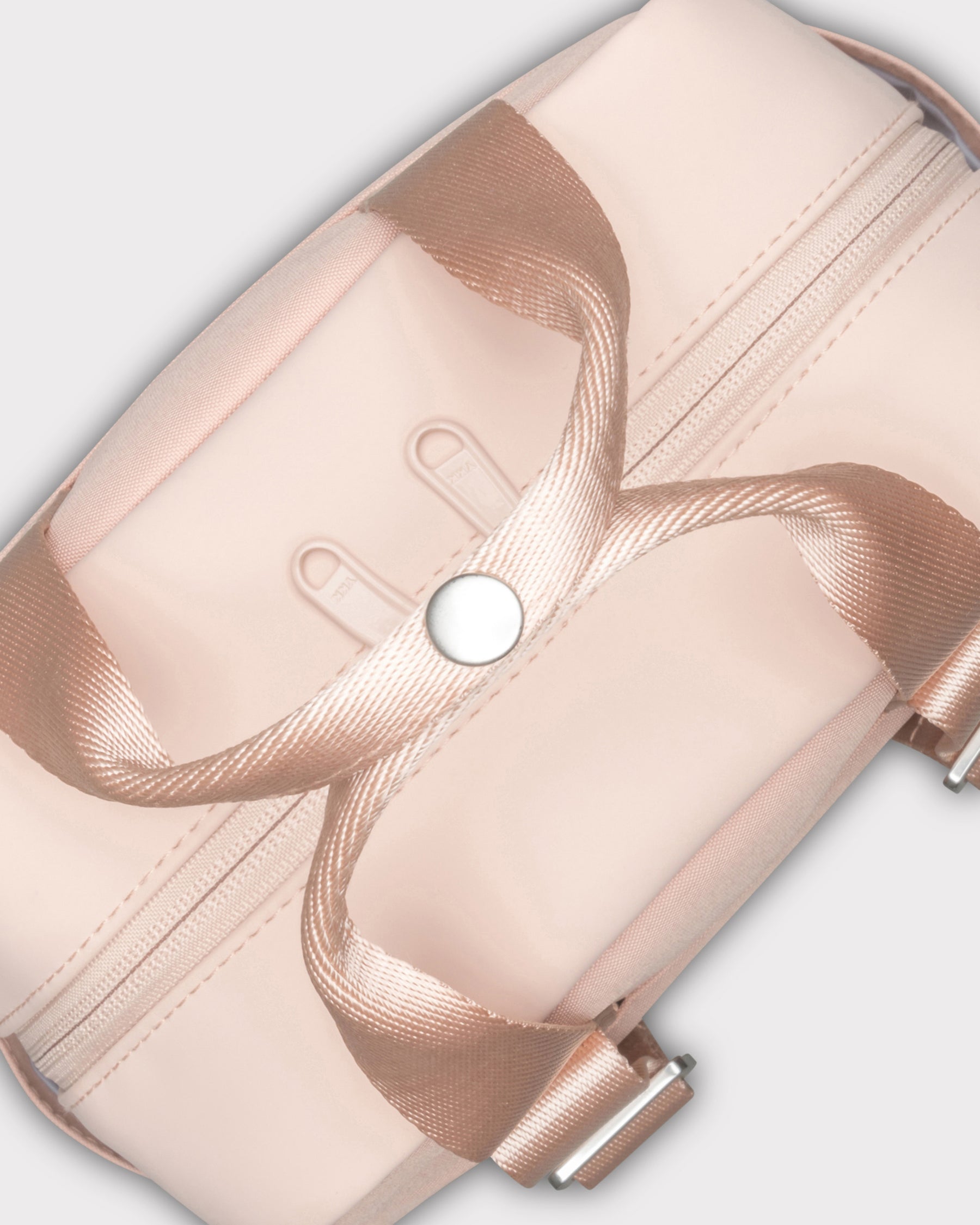 Rucksack 'Jona Small' von Johnny Urban in Rosa mit zwei silbernen Schnallen und Reißverschluss