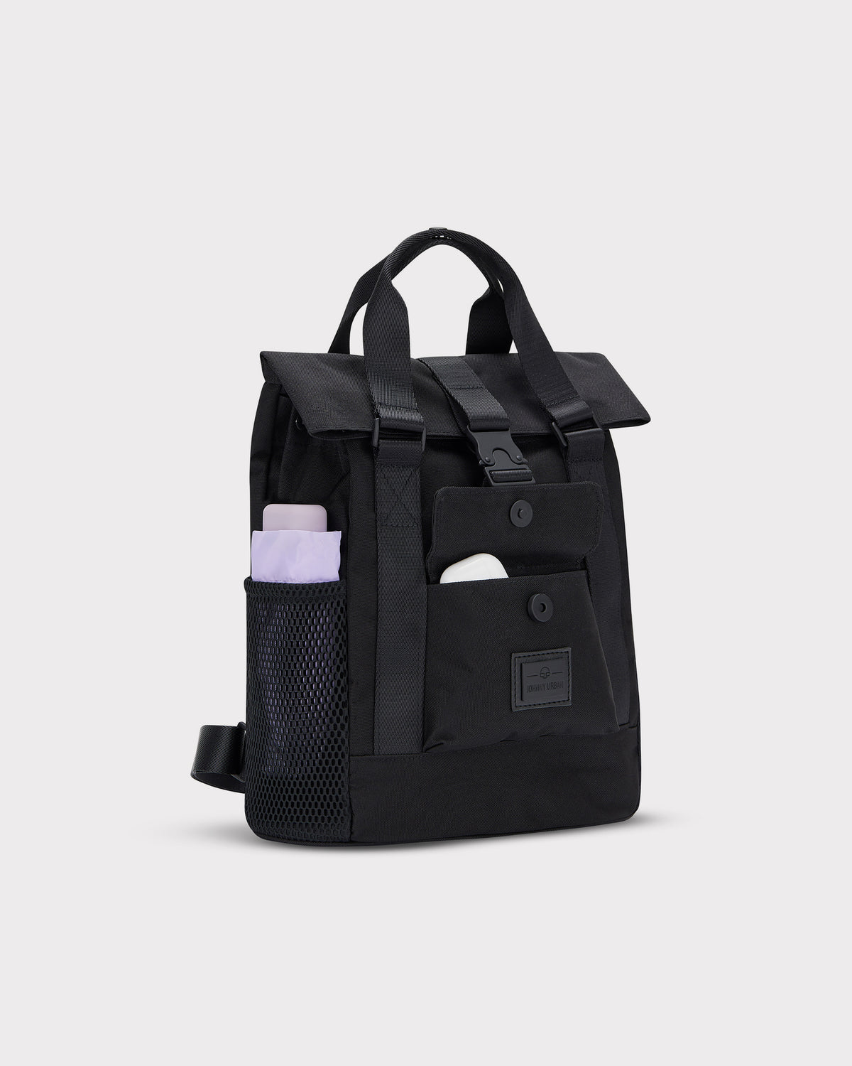 Schwarzer Damen-Rucksack 'Jules' von Johnny Urban mit Klappe, Fronttasche und seitlicher Netzfach mit hellen Gegenständen
