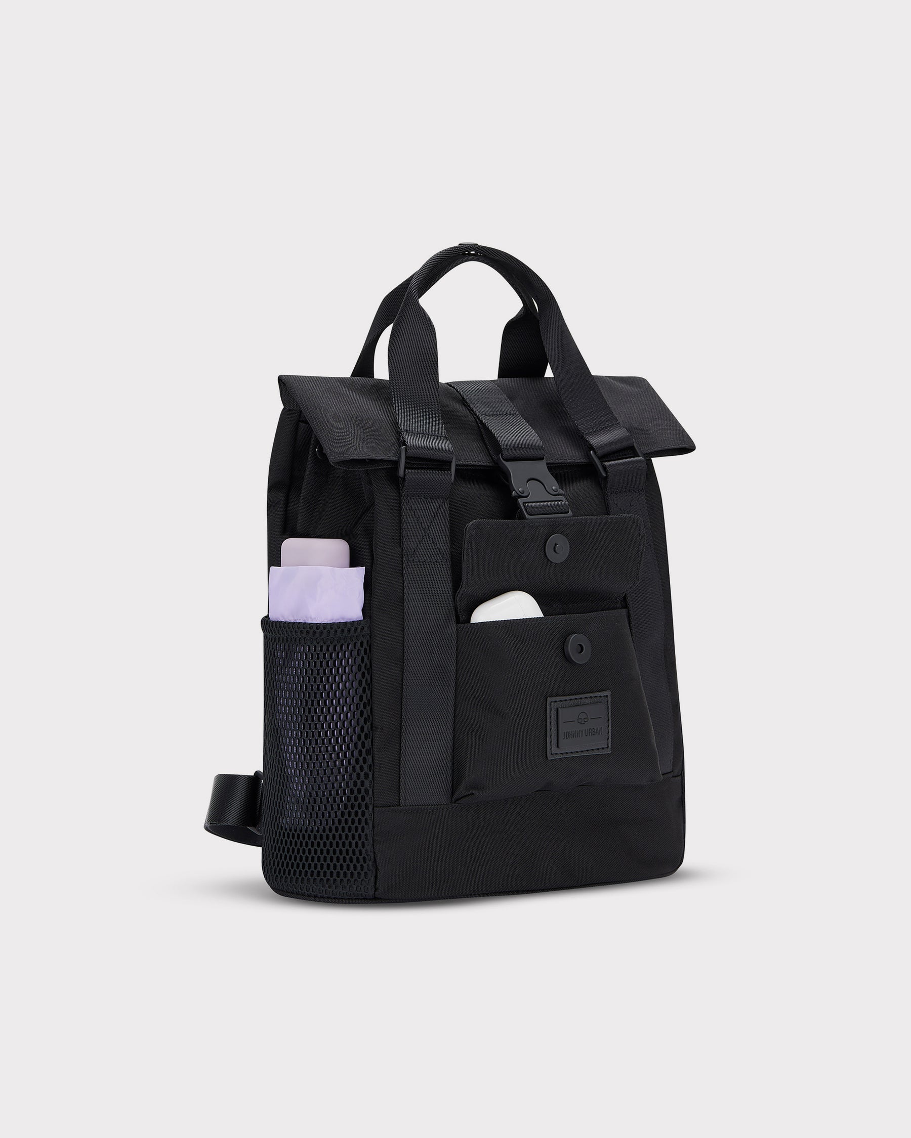Schwarzer Damen-Rucksack 'Jules' von Johnny Urban mit Klappe, Fronttasche und seitlicher Netzfach mit hellen Gegenständen