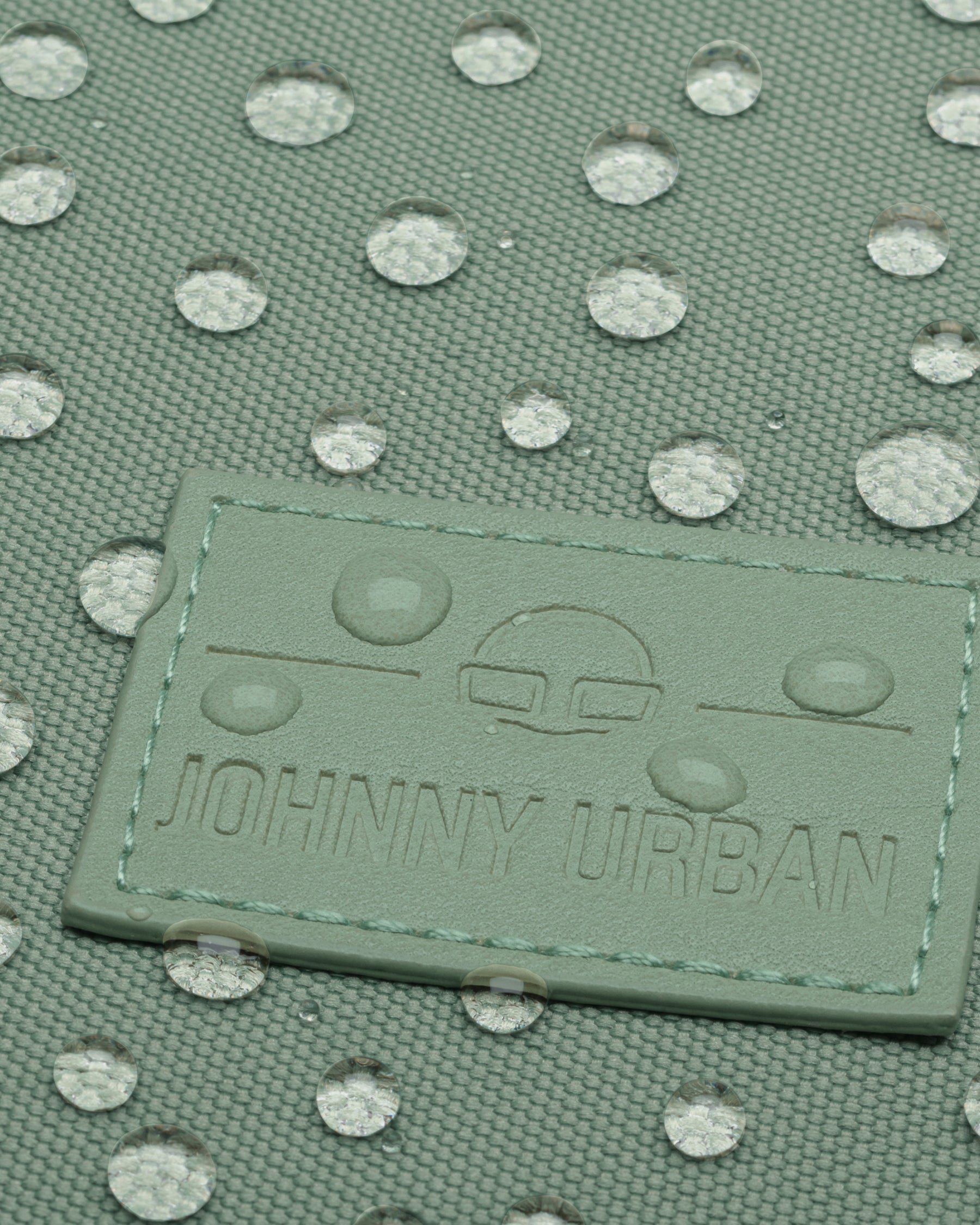 Wasserabweisendes Material und Logoaufnäher des JOHNNY URBAN Rucksacks Jona Large in Grün