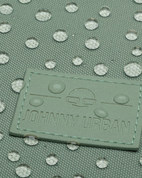 Wasserabweisendes Material und Logoaufnäher des JOHNNY URBAN Rucksacks Jona Large in Grün