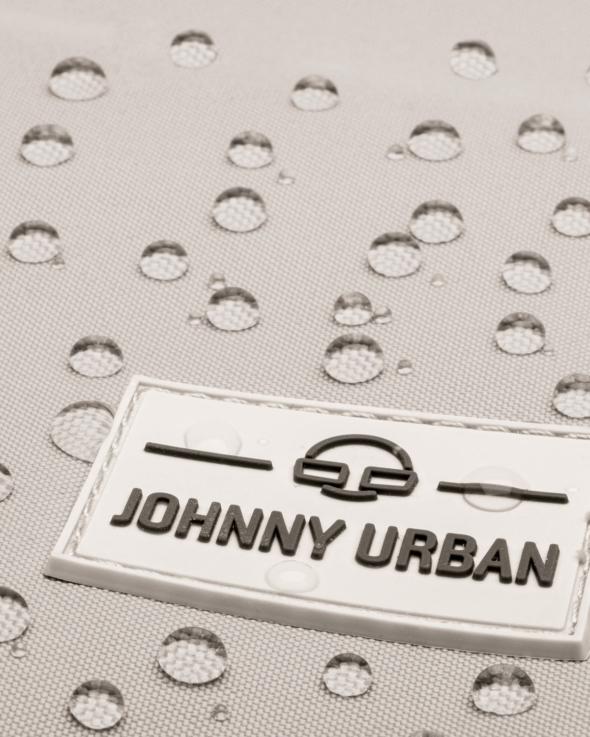 Wasserabweisendes Gewebe mit Johnny Urban Logo auf dem Rucksack Jona Large in Beige-Grau