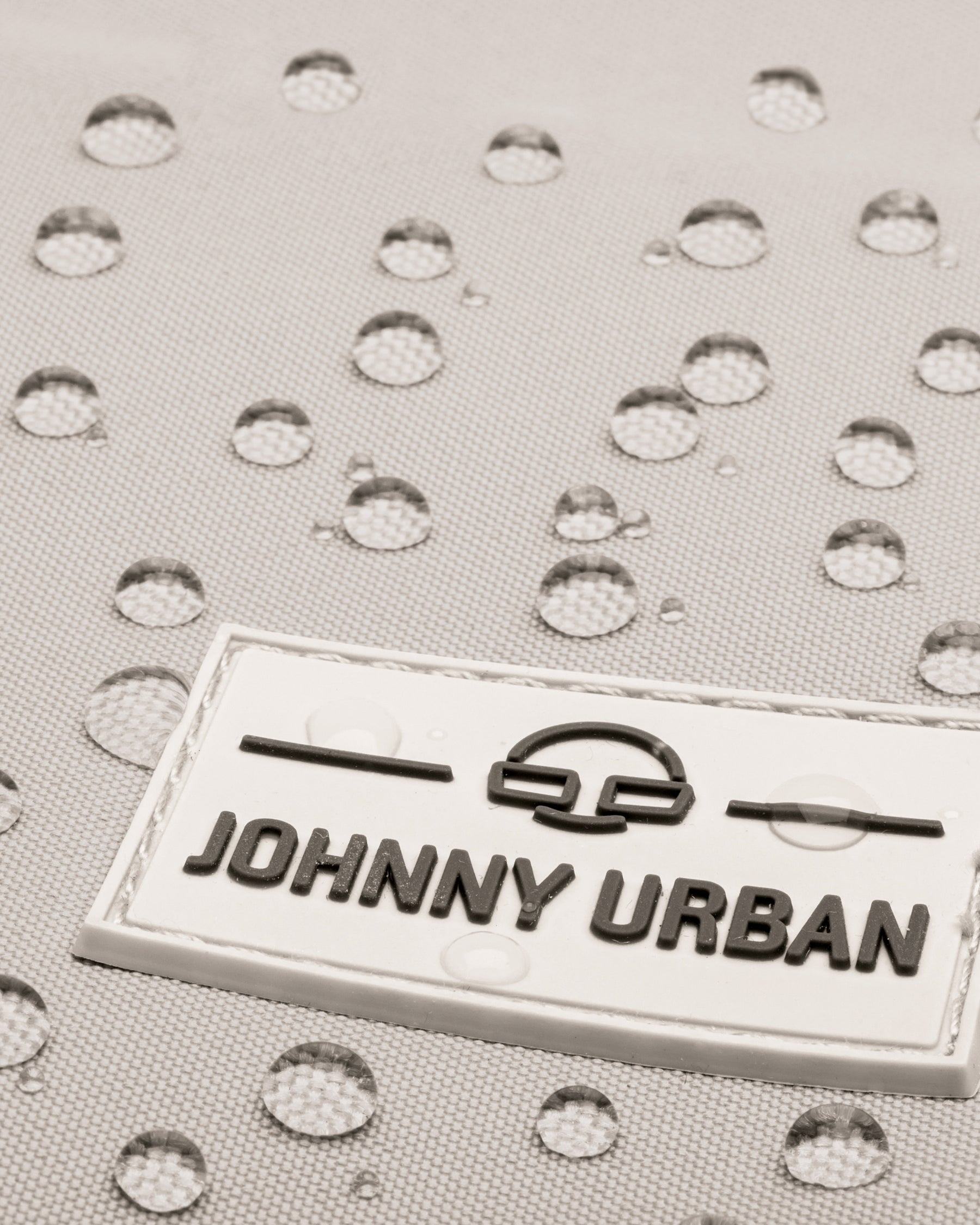 Wasserabweisendes Gewebe mit Johnny Urban Logo auf dem Rucksack Jona Large in Beige-Grau