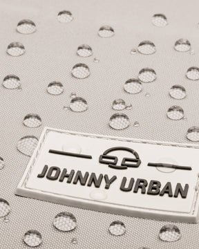 Wasserabweisendes Gewebe mit Johnny Urban Logo auf dem Rucksack Jona Large in Beige-Grau