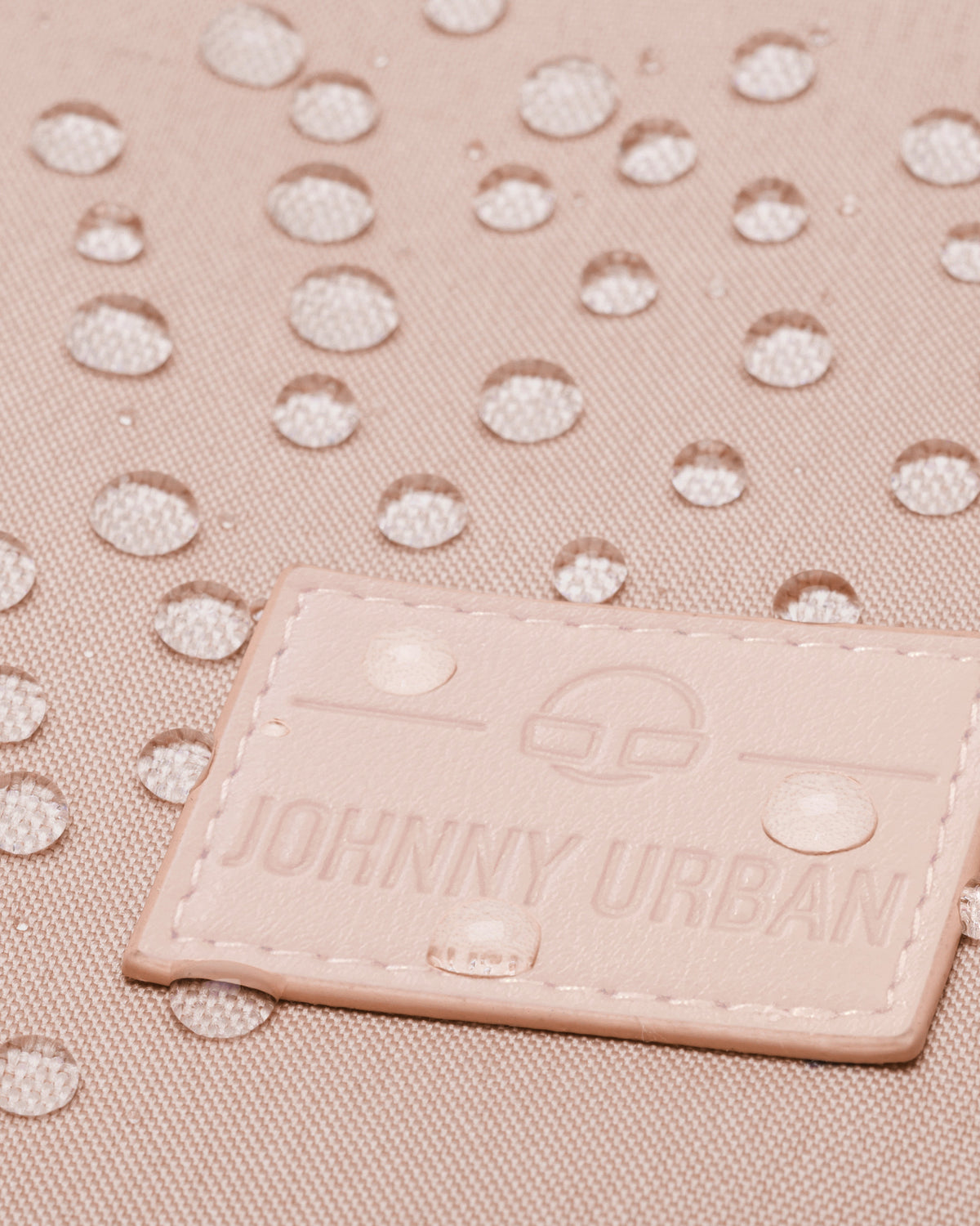 Wasserabweisender rosa Stoff mit Johnny Urban Logo auf einem Rucksack Jona Large