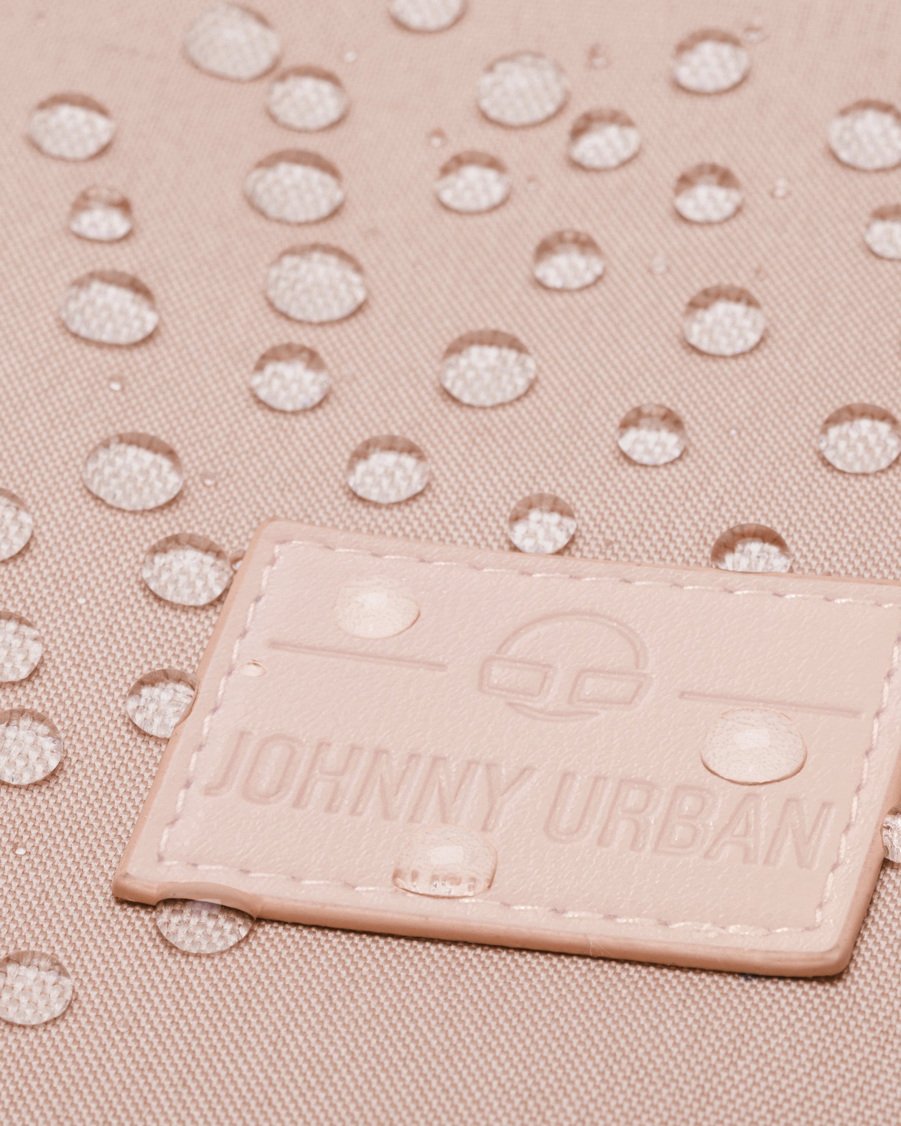 Wasserabweisender rosa Stoff mit Johnny Urban Logo auf einem Rucksack Jona Large