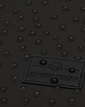 Nahaufnahme des wasserabweisenden schwarzen Stoffes des Rucksacks 'Jona Medium' mit sichtbaren Wassertropfen