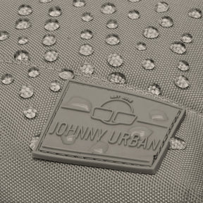 Nahe Aufnahme des wasserabweisenden Materials und des grauen Johnny Urban Logos am Damenrucksack 'Mia'